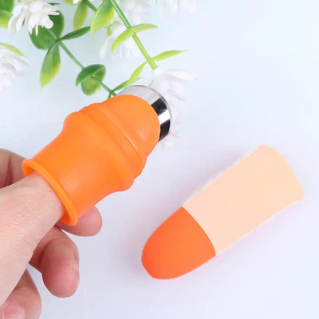 WELLMORA 1 PAIR V THUMB CUTTER WITH BOX USED IN ALL KINDS OF HOUSEHOLD AND OFFICIAL KITCHEN PURPOSES FOR PEELING AND CUTTING OF VARIOUS TYPES OF VEGETABLES AND FRUITS ETC ARTICLE NO HKPCVFWD1M